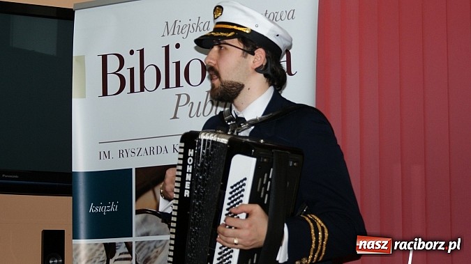 Zdjęcie w galerii na portalu naszraciborz.pl: Artyści zamkowego teatru wystąpili w Bibliotece  wiadomości z regionu