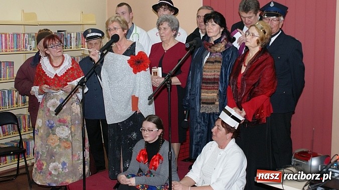 Zdjęcie w galerii na portalu naszraciborz.pl: Artyści zamkowego teatru wystąpili w Bibliotece  wiadomości z regionu