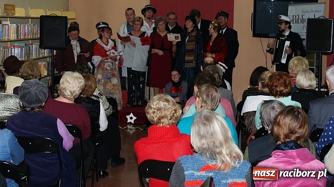 Zdjęcie w galerii na portalu naszraciborz.pl: Artyści zamkowego teatru wystąpili w Bibliotece  wiadomości z regionu