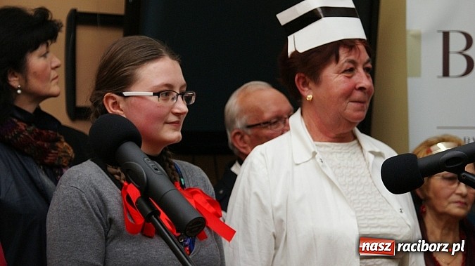 Zdjęcie w galerii na portalu naszraciborz.pl: Artyści zamkowego teatru wystąpili w Bibliotece  wiadomości z regionu