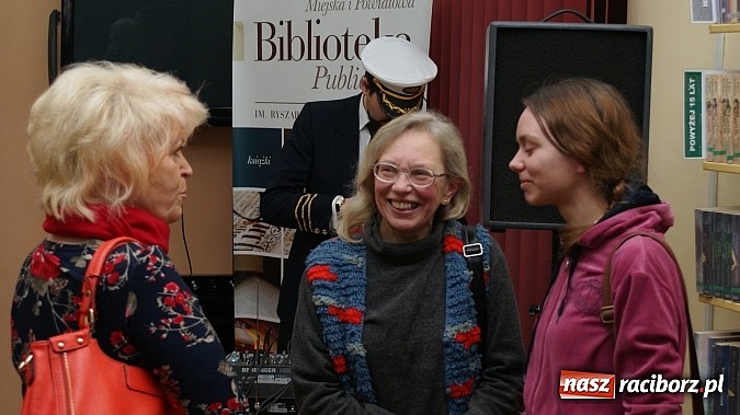 Zdjęcie w galerii na portalu naszraciborz.pl: Artyści zamkowego teatru wystąpili w Bibliotece  wiadomości z regionu