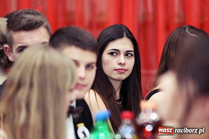 Zdjęcie w galerii na portalu naszraciborz.pl: Studniówka w Arenie Rafako. Tak się bawi I LO! wiadomości z regionu