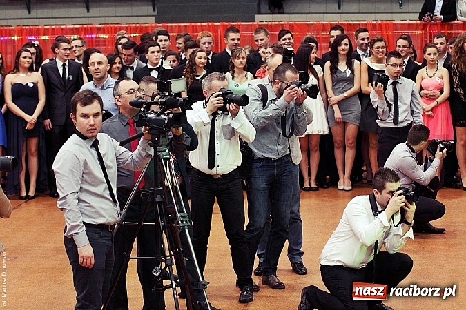 Zdjęcie w galerii na portalu naszraciborz.pl: Studniówka w Arenie Rafako. Tak się bawi I LO! wiadomości z regionu