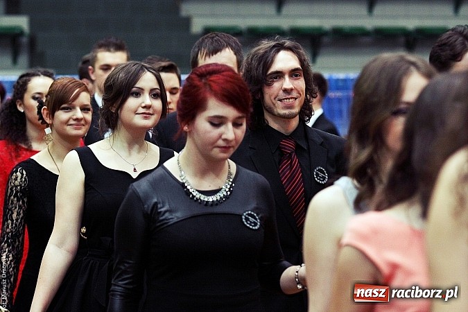 Zdjęcie w galerii na portalu naszraciborz.pl: Studniówka w Arenie Rafako. Tak się bawi I LO! wiadomości z regionu