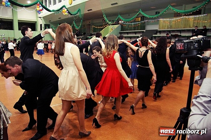 Zdjęcie w galerii na portalu naszraciborz.pl: Studniówka w Arenie Rafako. Tak się bawi I LO! wiadomości z regionu