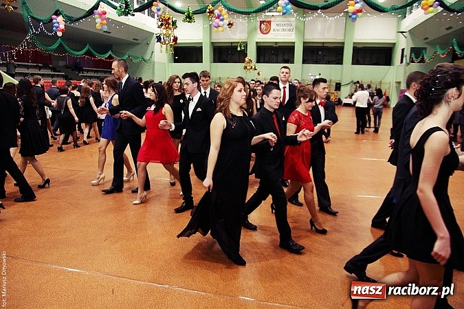 Zdjęcie w galerii na portalu naszraciborz.pl: Studniówka w Arenie Rafako. Tak się bawi I LO! wiadomości z regionu