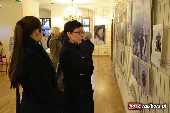 Zdjęcie w galerii na portalu naszraciborz.pl: Kapliczki wiejskie. Opowieść o cystersach i o Śląsku - wernisaż wystawy na zamku wiadomości z regionu