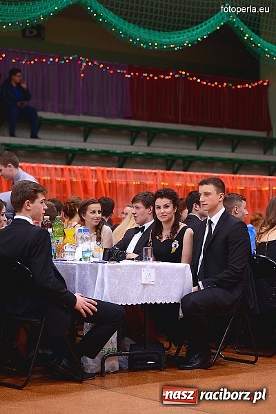 Zdjęcie w galerii na portalu naszraciborz.pl: Bal maturalny uczniów I LO i Liceum Plastycznego - fotoreportaż i zdjęcia grupowe wiadomości z regionu