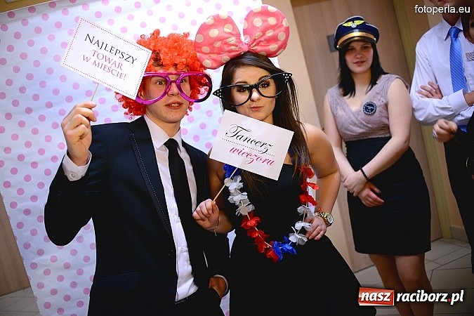 Zdjęcie w galerii na portalu naszraciborz.pl: Bal maturalny uczniów I LO i Liceum Plastycznego - fotoreportaż i zdjęcia grupowe wiadomości z regionu