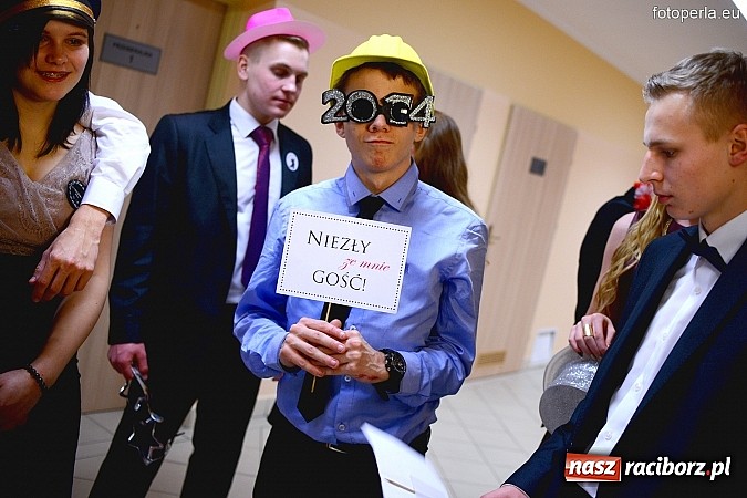 Zdjęcie w galerii na portalu naszraciborz.pl: Bal maturalny uczniów I LO i Liceum Plastycznego - fotoreportaż i zdjęcia grupowe wiadomości z regionu