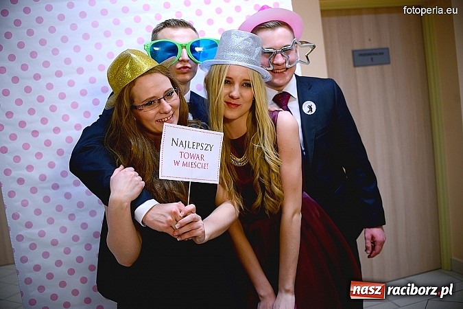 Zdjęcie w galerii na portalu naszraciborz.pl: Bal maturalny uczniów I LO i Liceum Plastycznego - fotoreportaż i zdjęcia grupowe wiadomości z regionu