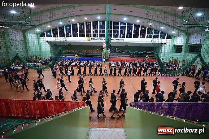 Zdjęcie w galerii na portalu naszraciborz.pl: Bal maturalny uczniów I LO i Liceum Plastycznego - fotoreportaż i zdjęcia grupowe wiadomości z regionu