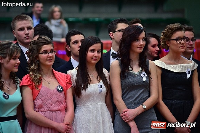 Zdjęcie w galerii na portalu naszraciborz.pl: Bal maturalny uczniów I LO i Liceum Plastycznego - fotoreportaż i zdjęcia grupowe wiadomości z regionu