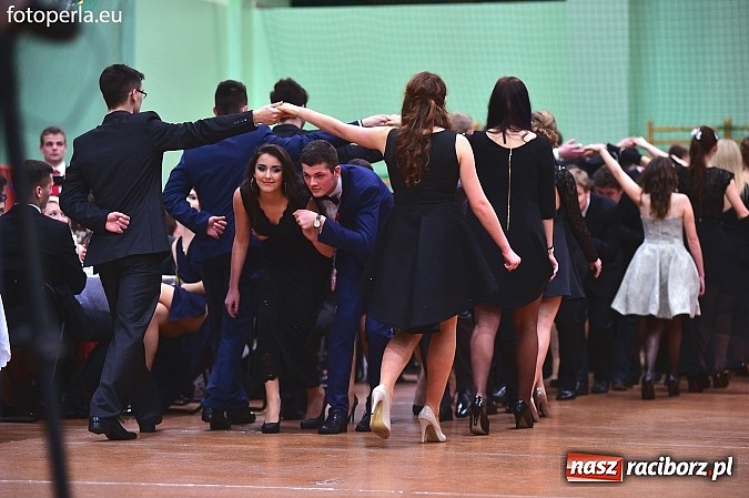 Zdjęcie w galerii na portalu naszraciborz.pl: Bal maturalny uczniów I LO i Liceum Plastycznego - fotoreportaż i zdjęcia grupowe wiadomości z regionu