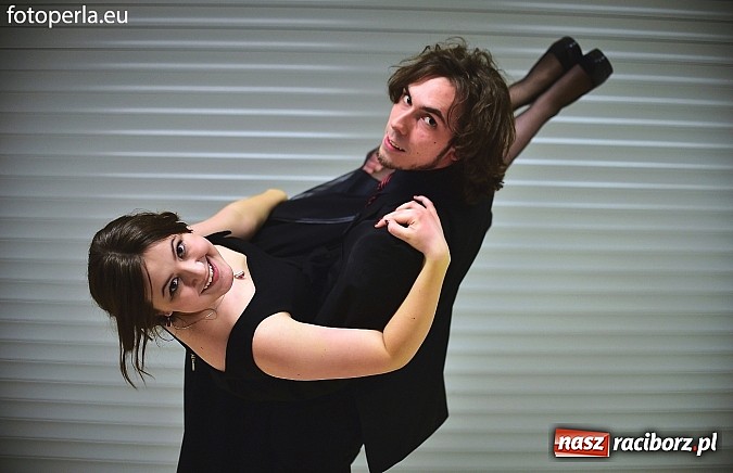 Zdjęcie w galerii na portalu naszraciborz.pl: Bal maturalny uczniów I LO i Liceum Plastycznego - fotoreportaż i zdjęcia grupowe wiadomości z regionu