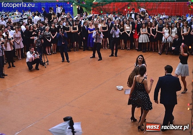 Zdjęcie w galerii na portalu naszraciborz.pl: Bal maturalny uczniów I LO i Liceum Plastycznego - fotoreportaż i zdjęcia grupowe wiadomości z regionu