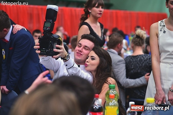 Zdjęcie w galerii na portalu naszraciborz.pl: Bal maturalny uczniów I LO i Liceum Plastycznego - fotoreportaż i zdjęcia grupowe wiadomości z regionu