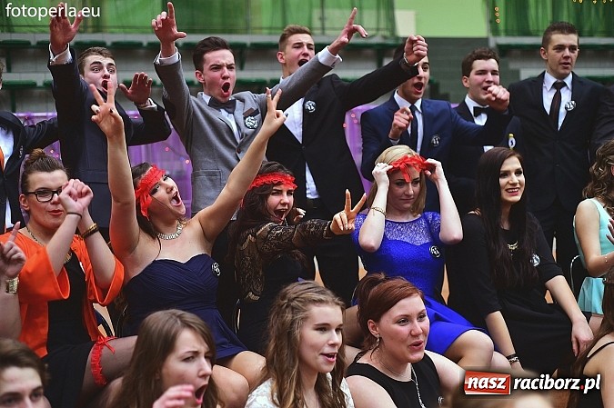 Zdjęcie w galerii na portalu naszraciborz.pl: Bal maturalny uczniów I LO i Liceum Plastycznego - fotoreportaż i zdjęcia grupowe wiadomości z regionu