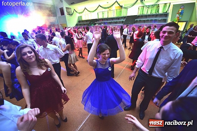 Zdjęcie w galerii na portalu naszraciborz.pl: Bal maturalny uczniów I LO i Liceum Plastycznego - fotoreportaż i zdjęcia grupowe wiadomości z regionu
