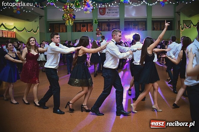Zdjęcie w galerii na portalu naszraciborz.pl: Bal maturalny uczniów I LO i Liceum Plastycznego - fotoreportaż i zdjęcia grupowe wiadomości z regionu