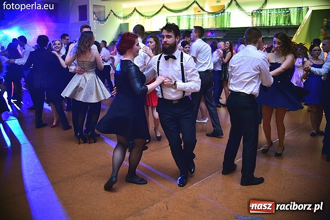 Zdjęcie w galerii na portalu naszraciborz.pl: Bal maturalny uczniów I LO i Liceum Plastycznego - fotoreportaż i zdjęcia grupowe wiadomości z regionu