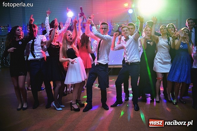 Zdjęcie w galerii na portalu naszraciborz.pl: Bal maturalny uczniów I LO i Liceum Plastycznego - fotoreportaż i zdjęcia grupowe wiadomości z regionu