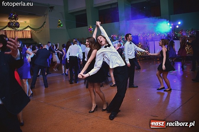 Zdjęcie w galerii na portalu naszraciborz.pl: Bal maturalny uczniów I LO i Liceum Plastycznego - fotoreportaż i zdjęcia grupowe wiadomości z regionu