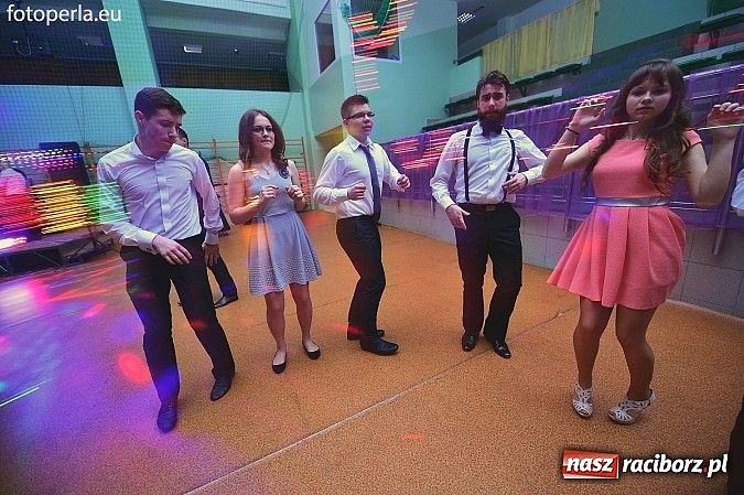 Zdjęcie w galerii na portalu naszraciborz.pl: Bal maturalny uczniów I LO i Liceum Plastycznego - fotoreportaż i zdjęcia grupowe wiadomości z regionu