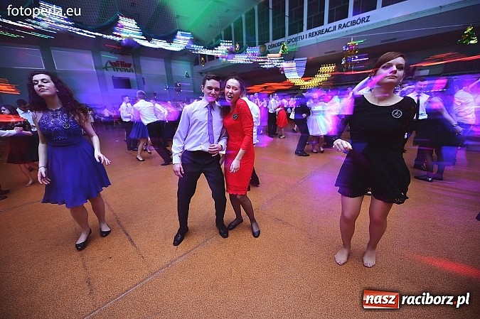 Zdjęcie w galerii na portalu naszraciborz.pl: Bal maturalny uczniów I LO i Liceum Plastycznego - fotoreportaż i zdjęcia grupowe wiadomości z regionu