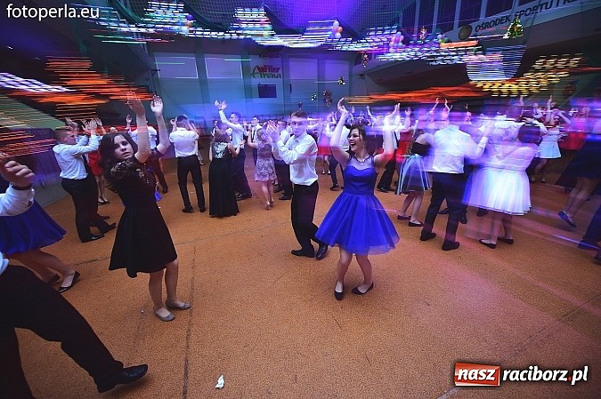 Zdjęcie w galerii na portalu naszraciborz.pl: Bal maturalny uczniów I LO i Liceum Plastycznego - fotoreportaż i zdjęcia grupowe wiadomości z regionu