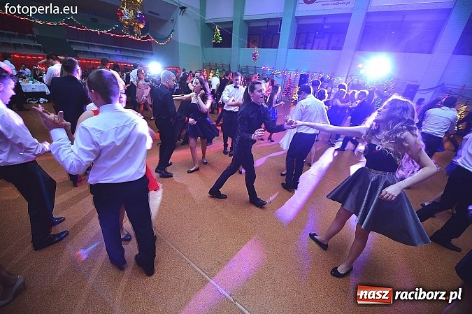 Zdjęcie w galerii na portalu naszraciborz.pl: Bal maturalny uczniów I LO i Liceum Plastycznego - fotoreportaż i zdjęcia grupowe wiadomości z regionu