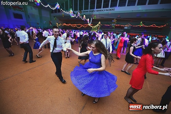 Zdjęcie w galerii na portalu naszraciborz.pl: Bal maturalny uczniów I LO i Liceum Plastycznego - fotoreportaż i zdjęcia grupowe wiadomości z regionu