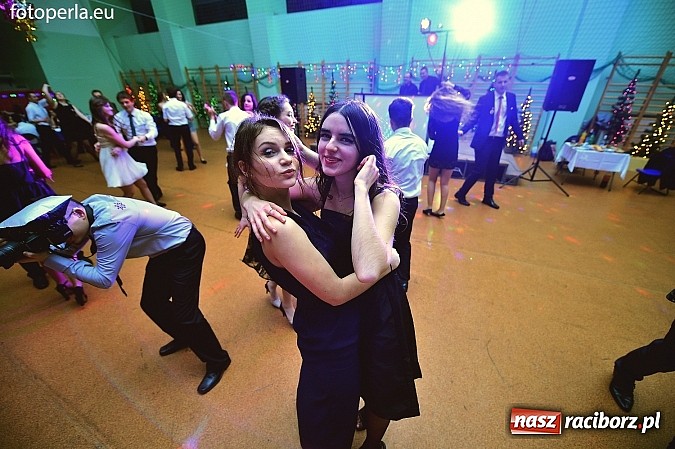 Zdjęcie w galerii na portalu naszraciborz.pl: Bal maturalny uczniów I LO i Liceum Plastycznego - fotoreportaż i zdjęcia grupowe wiadomości z regionu