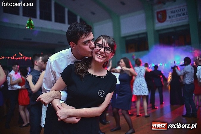 Zdjęcie w galerii na portalu naszraciborz.pl: Bal maturalny uczniów I LO i Liceum Plastycznego - fotoreportaż i zdjęcia grupowe wiadomości z regionu