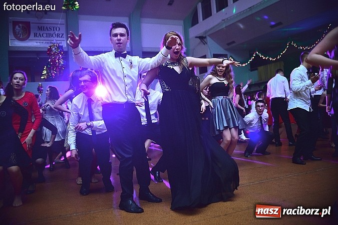 Zdjęcie w galerii na portalu naszraciborz.pl: Bal maturalny uczniów I LO i Liceum Plastycznego - fotoreportaż i zdjęcia grupowe wiadomości z regionu