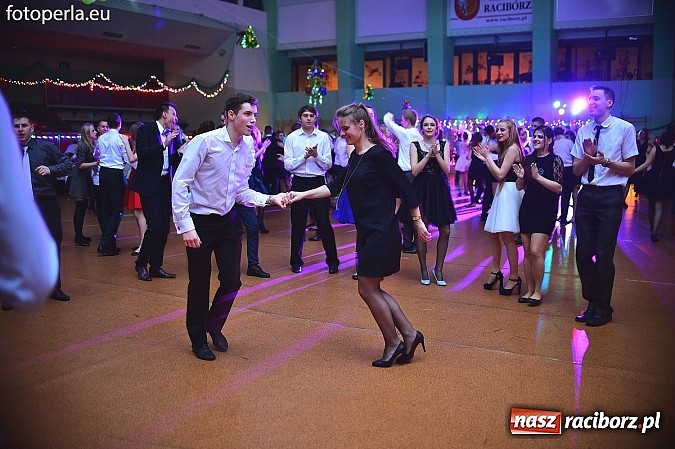 Zdjęcie w galerii na portalu naszraciborz.pl: Bal maturalny uczniów I LO i Liceum Plastycznego - fotoreportaż i zdjęcia grupowe wiadomości z regionu