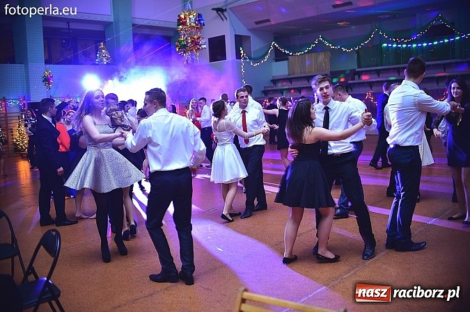 Zdjęcie w galerii na portalu naszraciborz.pl: Bal maturalny uczniów I LO i Liceum Plastycznego - fotoreportaż i zdjęcia grupowe wiadomości z regionu