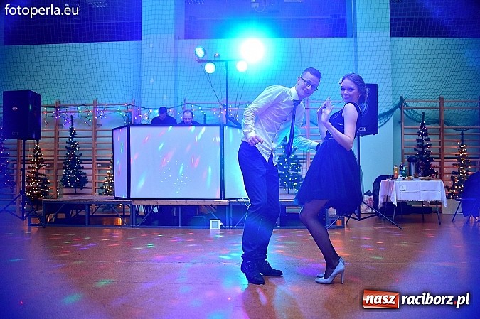 Zdjęcie w galerii na portalu naszraciborz.pl: Bal maturalny uczniów I LO i Liceum Plastycznego - fotoreportaż i zdjęcia grupowe wiadomości z regionu