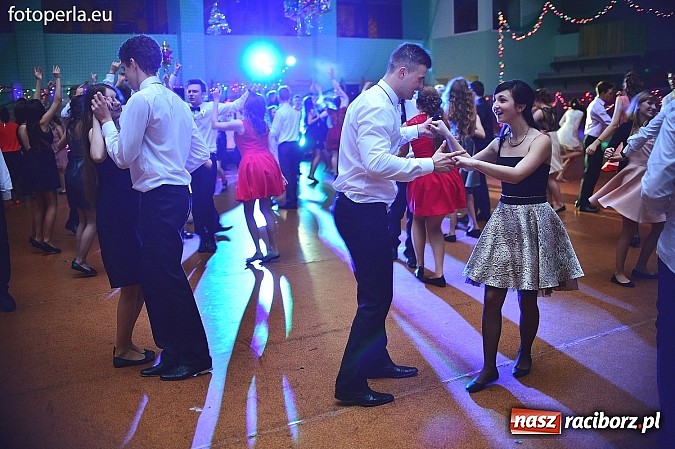 Zdjęcie w galerii na portalu naszraciborz.pl: Bal maturalny uczniów I LO i Liceum Plastycznego - fotoreportaż i zdjęcia grupowe wiadomości z regionu