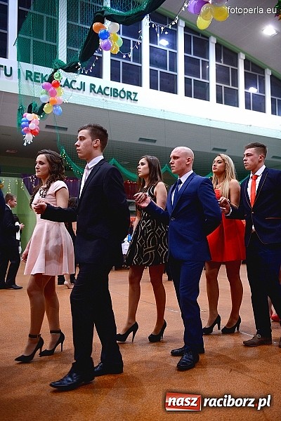 Zdjęcie w galerii na portalu naszraciborz.pl: Bal maturalny uczniów I LO i Liceum Plastycznego - fotoreportaż i zdjęcia grupowe wiadomości z regionu