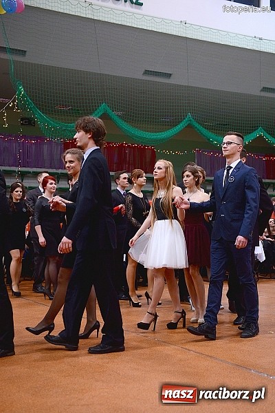 Zdjęcie w galerii na portalu naszraciborz.pl: Bal maturalny uczniów I LO i Liceum Plastycznego - fotoreportaż i zdjęcia grupowe wiadomości z regionu