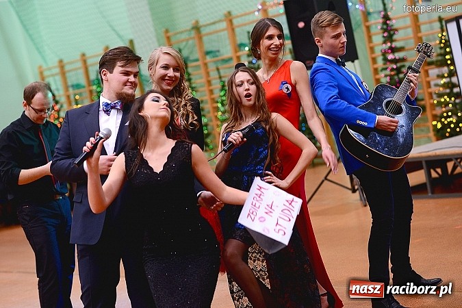 Zdjęcie w galerii na portalu naszraciborz.pl: Bal maturalny uczniów I LO i Liceum Plastycznego - fotoreportaż i zdjęcia grupowe wiadomości z regionu