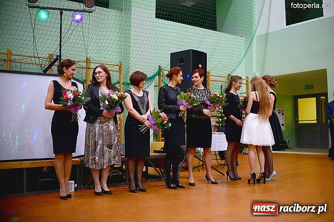 Zdjęcie w galerii na portalu naszraciborz.pl: Bal maturalny uczniów I LO i Liceum Plastycznego - fotoreportaż i zdjęcia grupowe wiadomości z regionu