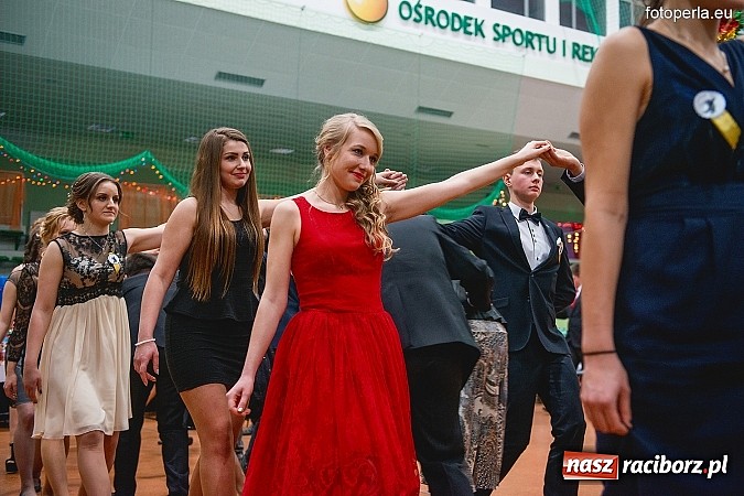 Zdjęcie w galerii na portalu naszraciborz.pl: Bal maturalny uczniów I LO i Liceum Plastycznego - fotoreportaż i zdjęcia grupowe wiadomości z regionu