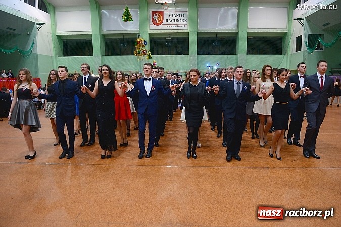 Zdjęcie w galerii na portalu naszraciborz.pl: Bal maturalny uczniów I LO i Liceum Plastycznego - fotoreportaż i zdjęcia grupowe wiadomości z regionu