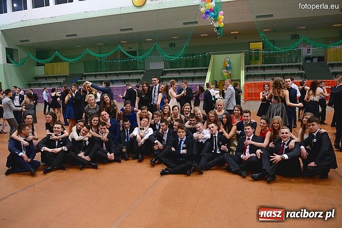 Zdjęcie w galerii na portalu naszraciborz.pl: Bal maturalny uczniów I LO i Liceum Plastycznego - fotoreportaż i zdjęcia grupowe wiadomości z regionu
