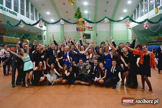 Zdjęcie w galerii na portalu naszraciborz.pl: Bal maturalny uczniów I LO i Liceum Plastycznego - fotoreportaż i zdjęcia grupowe wiadomości z regionu