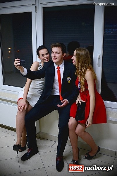 Zdjęcie w galerii na portalu naszraciborz.pl: Bal maturalny uczniów I LO i Liceum Plastycznego - fotoreportaż i zdjęcia grupowe wiadomości z regionu