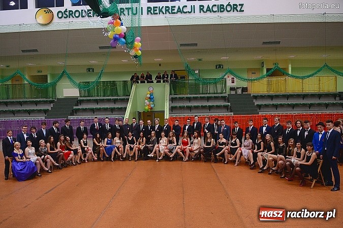Zdjęcie w galerii na portalu naszraciborz.pl: Bal maturalny uczniów I LO i Liceum Plastycznego - fotoreportaż i zdjęcia grupowe wiadomości z regionu