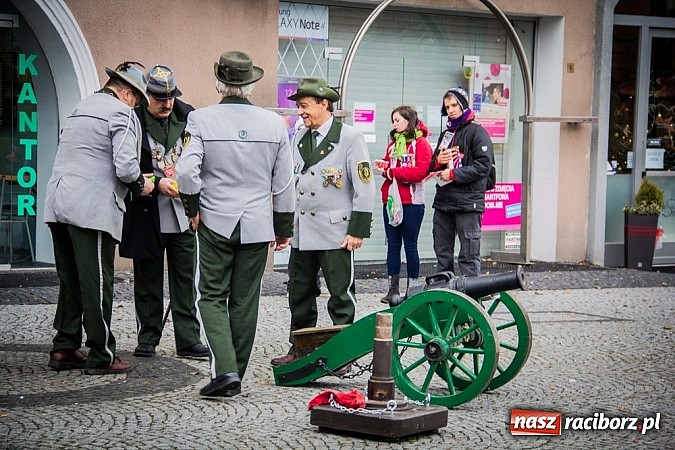 Zdjęcie w galerii na portalu naszraciborz.pl: Wielka Orkiestra Owsiaka na Rynku - z morsami, strażakami i braćmi kurkowymi wiadomości z regionu